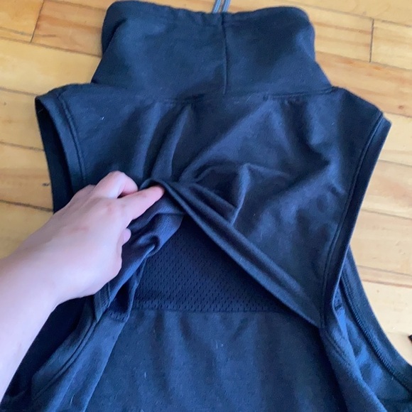 Loose fitting Under Armour top - Picture 6 of 6